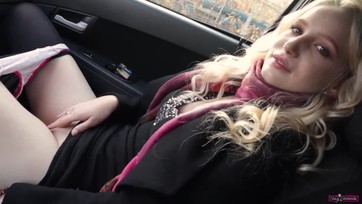 Felajzott tini lány maszturbál nyílvánosan a kocsiban Thumb