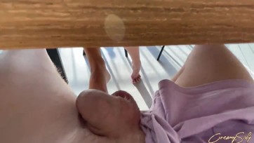 A szexis mostohanővérem bemászott az asztal alá és elkezdte szopizni a farkam Thumb