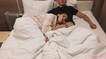 Cuki fiatal leányzó egy relaxáló szopással lepi meg a férjét filmnézés közben Thumb